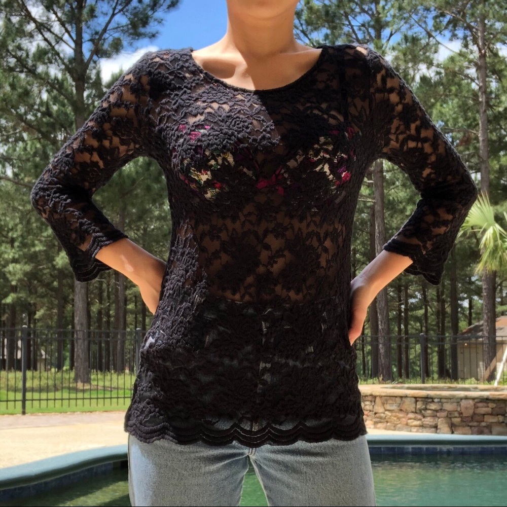 BLACK LACED TOP